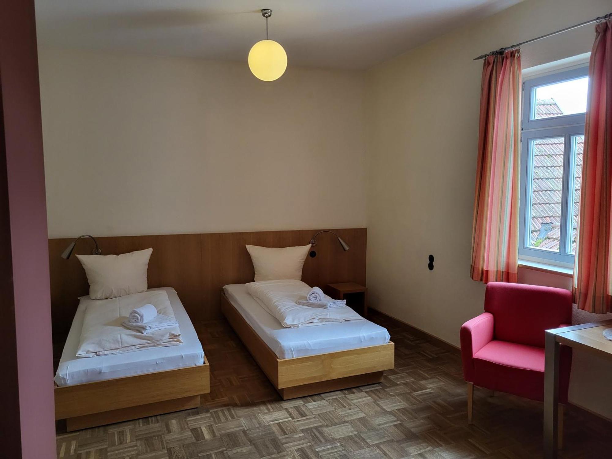 Zell am Main Gasthaus Zur Rose, Peruanisches Restaurant Und Franzoesisches Cafe מראה חיצוני תמונה